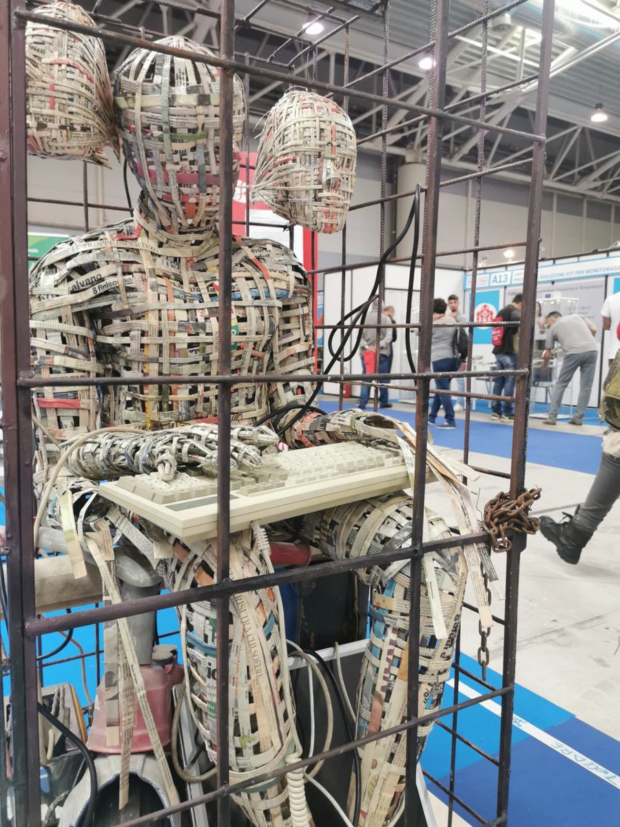 foschinimartina's tweet photo. Risorsa o spazzatura: tu da  che parte stai?  
@MakerFaireRome 
#Societing #MFR19

Opera di #LuigiAmbrosetti un’ #artista #espressionista #muralista : un’ originale interpretazione dell’uomo di oggi. https://t.co/eVRg8Yo0p7