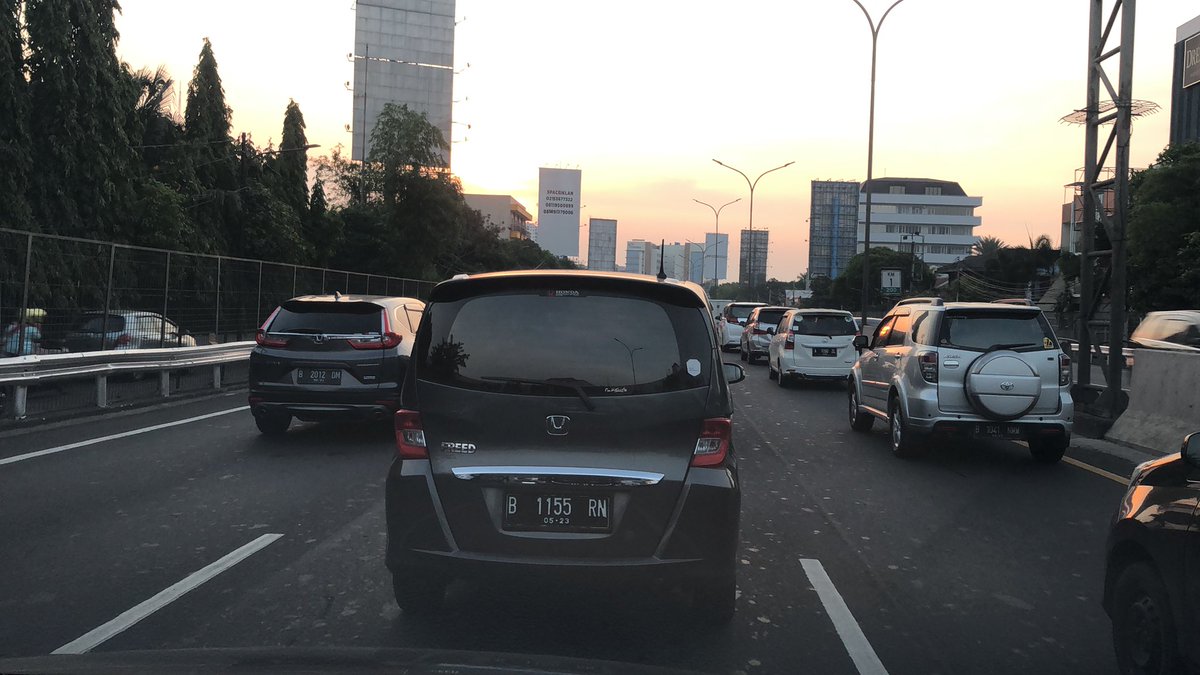 fendipetong's tweet photo. Kemacetan km 1/200 tomang menuju tangerang https://t.co/sIiVU0ZYX2