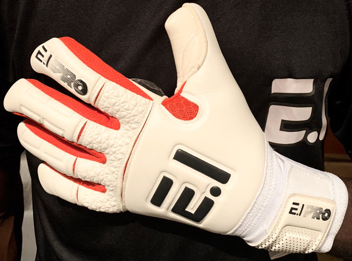pro_e1's tweet photo. E1 Pro Vol 2 Pure White/Electric Red
Full latex backhand
Double Velcro Strap
3.5mm Latex
Available in Contact latex.
Comfort and performance guaranteed🧤
Direct message for further enquires 📩 @GKUnion @glove_gloves #goalkeepergloves #negativecut
#e1pro #goalkeepers https://t.co/T4PMbtNUzc