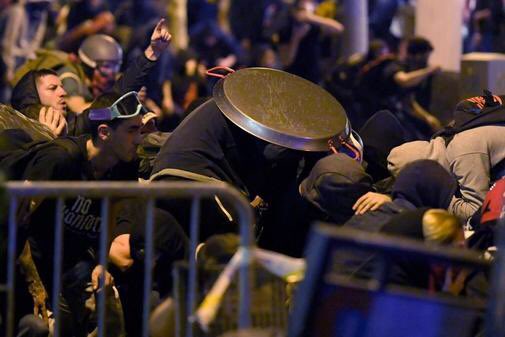 Monty_Brogan69's tweet image. C'est magnifique, grosse manifestation à Barcelone et les gars sortent les poêles à paella pour les utiliser comme bouclier.