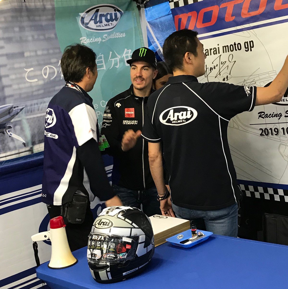 tomochips7's tweet photo. Araiヘルメットブースにてマーヴェリック・ヴィニャーレスサイン会
2019.10.19 https://t.co/cNgNfOt2ft