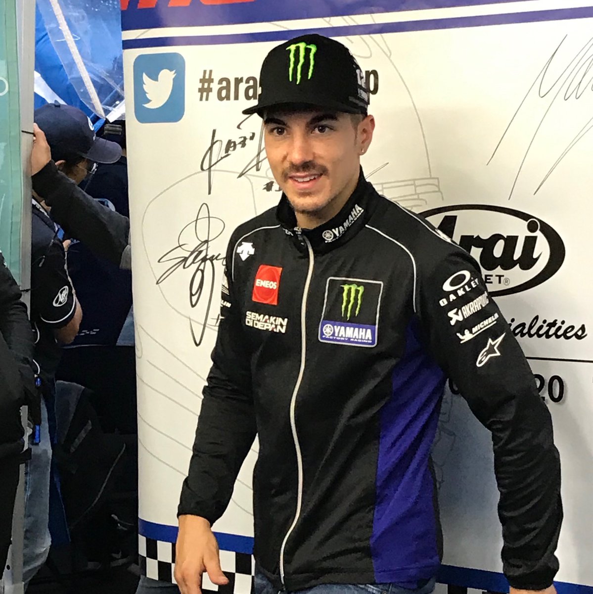 tomochips7's tweet photo. Araiヘルメットブースにてマーヴェリック・ヴィニャーレスサイン会
2019.10.19 https://t.co/cNgNfOt2ft