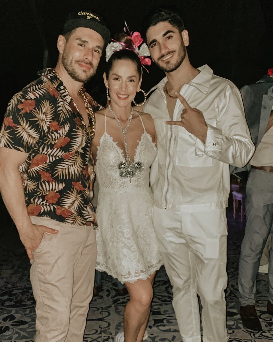 Gracias 🙏🏽 por permitirme ser parte de este matrimonio, muchas felicidades a los recién casados <a href="/CVillaloboss/">Carmen Villalobos</a> @JUSECALO #BodaCarmenySebas