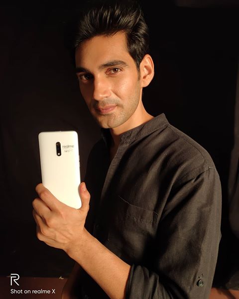 BibinAlexander_'s tweet photo. @MadhavSheth1 1) The captain #realme is Ayushmann Khurrana 
@ayushmannk

2) Realme 3 campaign won Guinness World Record

3) Rahul Jhangiani @rahuljhangiani shot #LightsCameraPremium

#realmeFestiveMarathon #RealFestiveQuiz 
@MadhavSheth1 @realmemobiles 

Join now
@kapil_vinayak_
@Stubborn001 https://t.co/fNOqGIUQBp