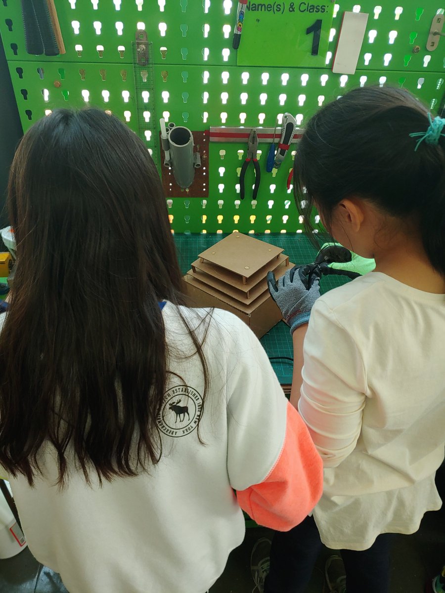 jdunbvrEDU's tweet photo. Yesterday's #MakerSpace session had @Intl_Chadwick 5B Ss developing prototypes and planning drawings for their 5Bee Hotels, while others constructed logical plans. Can't wait to see the final products!
#designeducation #ibpyp #ibmyp #productdesign #proudteacher #Mypdesigncycle https://t.co/hp8694gWL3
