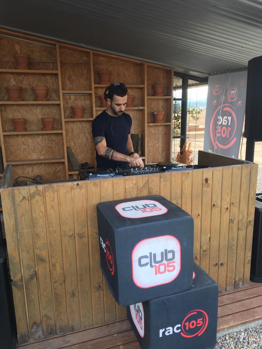 rac105's tweet photo. 💥 Ja tenim a @Orgales posant música a @Saltamosvillage!
A partir de les 14h @ArnauMolet i demà és el torn dels #Plusniners 🙌🏼 https://t.co/TRlJtv875f