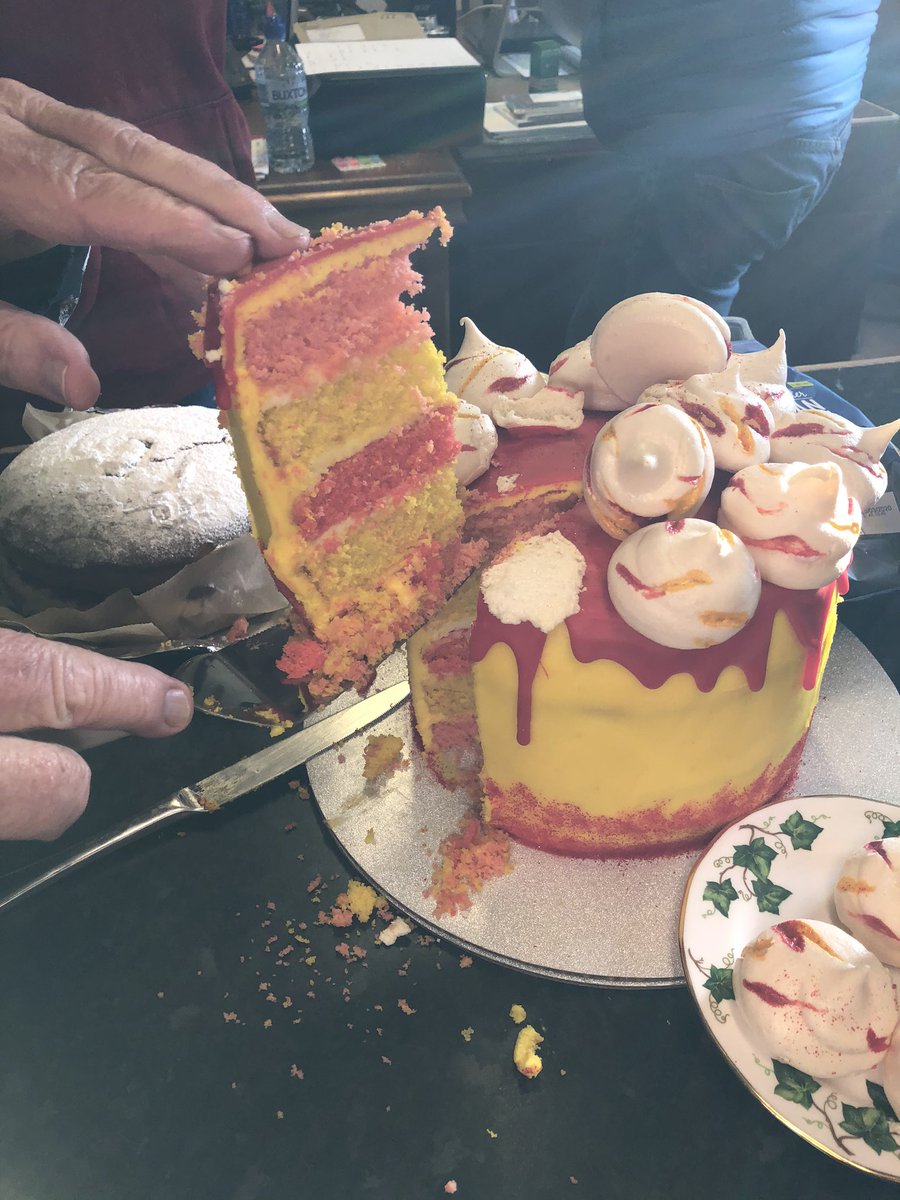 Following #JarveysPlate win <a href="/Chepstow_Racing/">Chepstow Racecourse</a> last weekend we were presented with another marvellous cake by Penny this morning. Before you ask it does taste as good as it looks. 😋😋