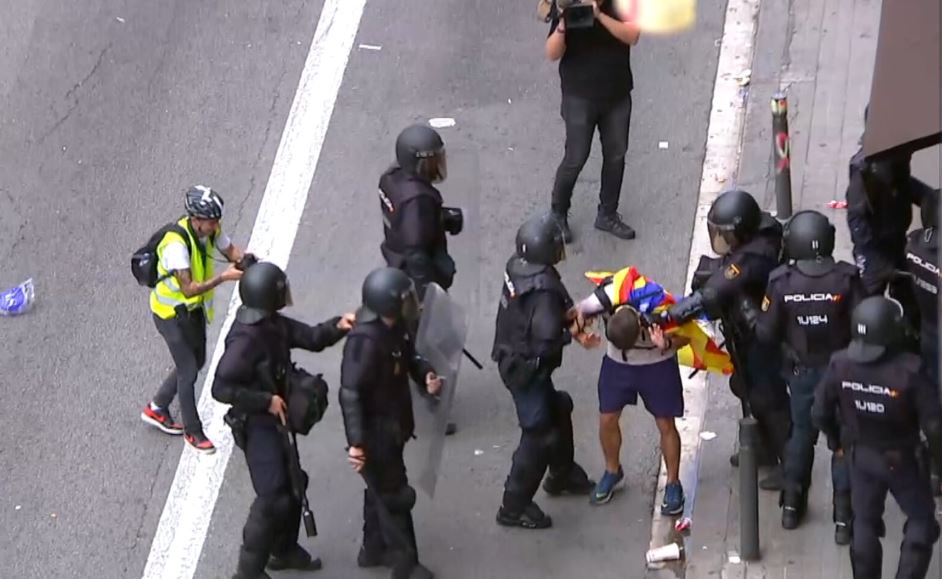 3CatInfo's tweet photo. ▶ I el vídeo més vist: Agents de la Policia Nacional acorralen i colpegen un jove a la Via Laietana #324mésvistes
https://t.co/3AEbUQwb0E https://t.co/Hm1r9Lp27j