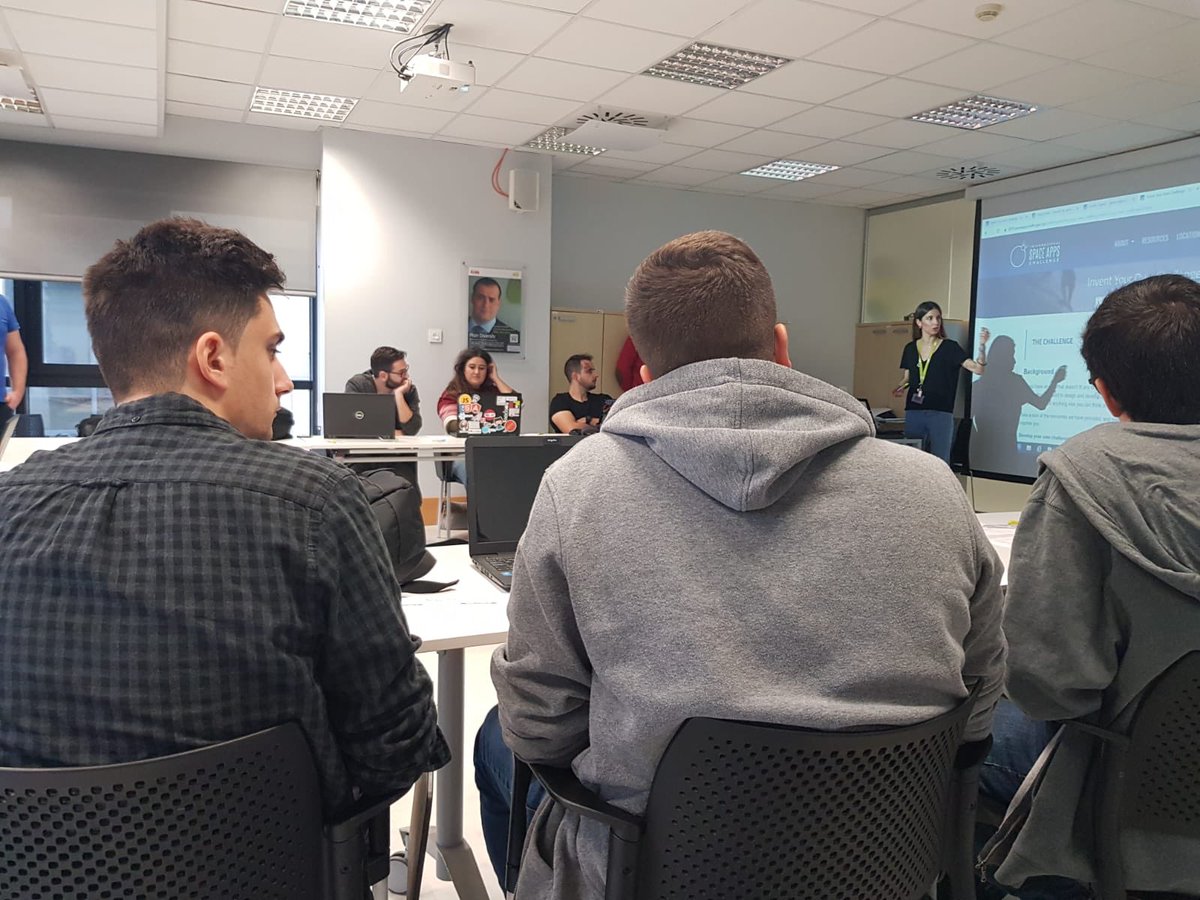 SpaceAppSVQ's tweet photo. Damos comienzo al #spaceappSVQ 🚀.  ¡Mucha suerte a todos nuestros participantes! ⚡️#NASA #Sevilla https://t.co/XYJajXG4t0