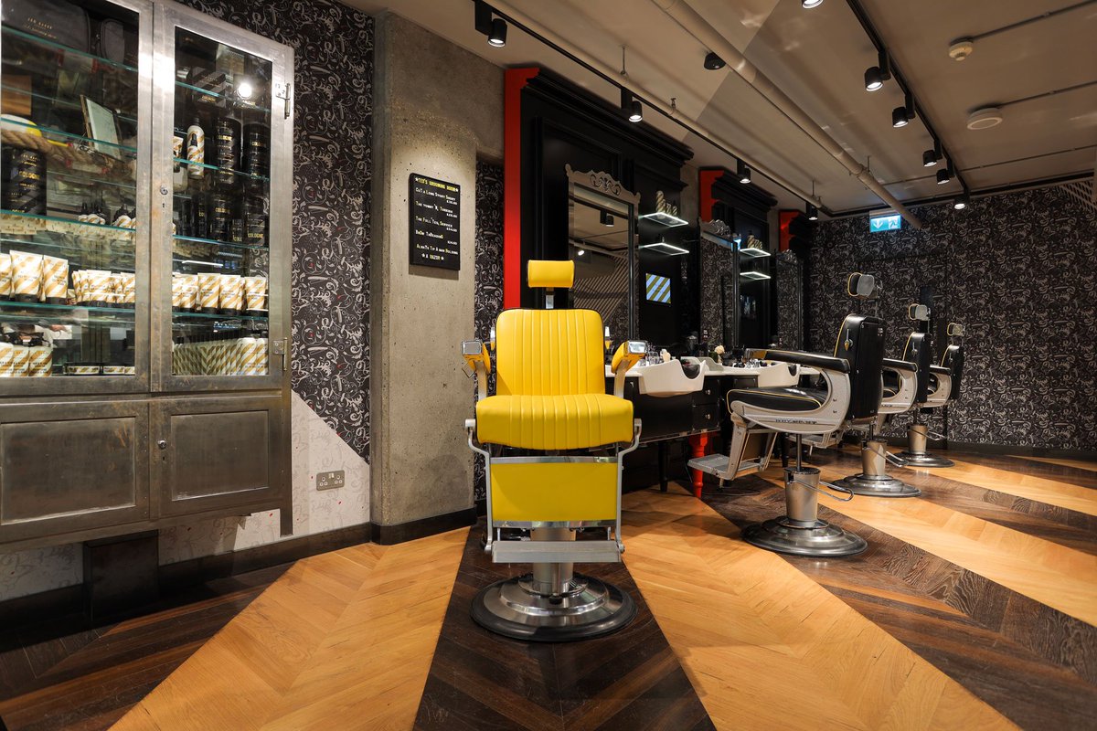 The iconic Canary chair 💁🏻‍♂️
.
.
.
#noordinarybarber #tedsgroomingroom #mensgrooming #barberchair #londonbarber #barbershopconnect #barber #behindthechair #canarywharf #churchillplace #walkinswelcome #appointmentsavailable