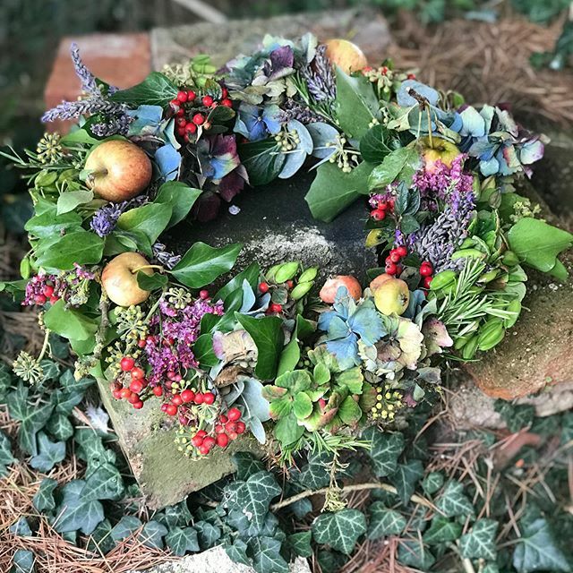 classicflowerco's tweet photo. Autumn colours gathered #sharingtheflorallove #autumn #gardengathered #independentcambridge #underthefloralspell https://t.co/lcuIq5gGN3 https://t.co/PxfFHtCpUf