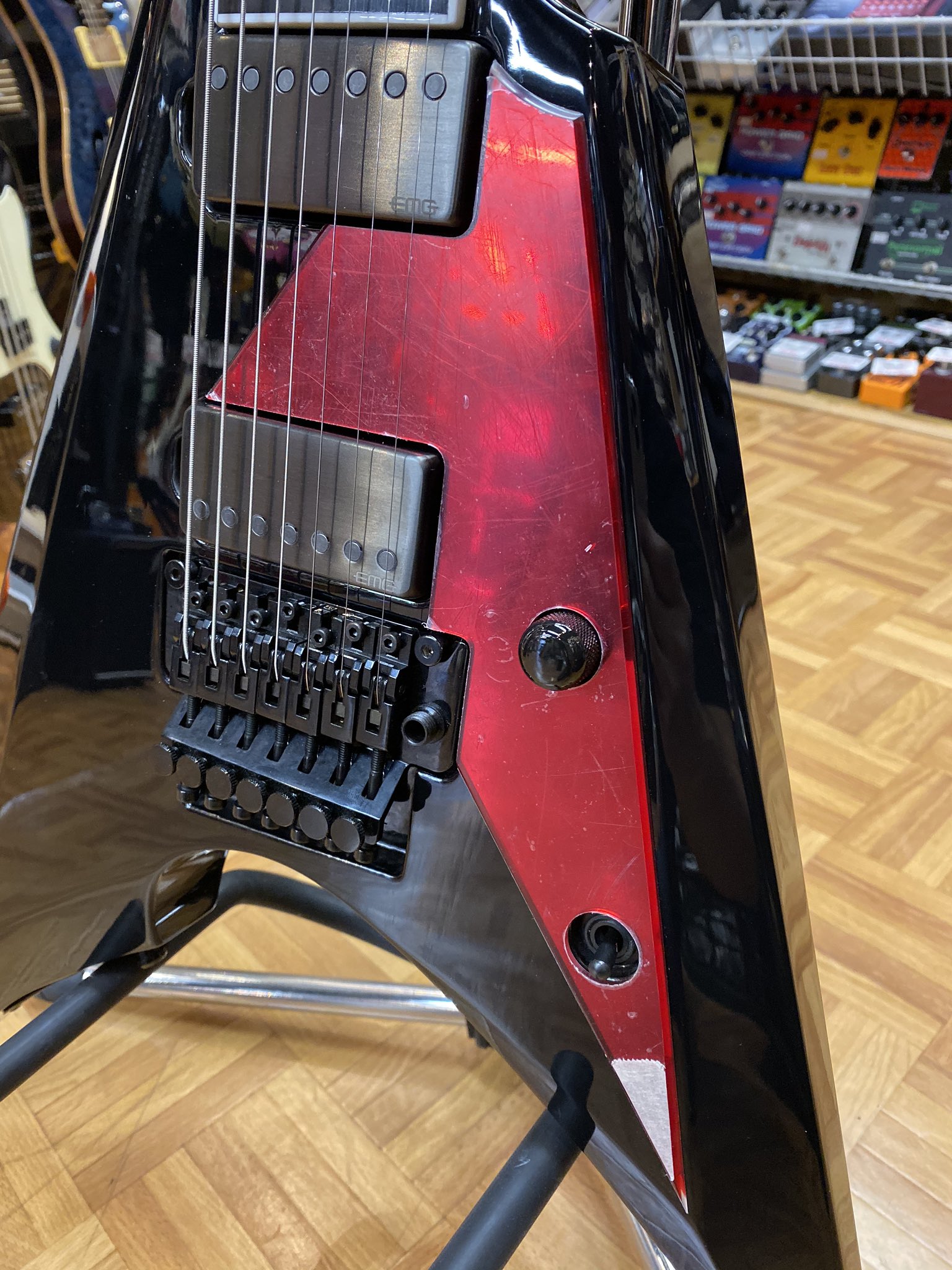 Esp御茶ノ水テクニカルハウス お客様からのご依頼で E Ll Arrow 7に取り付けるオリジナルピックガード 製作を行いました ブラックのボディにに赤ミラーのピックガードがとても精悍です 市販されていないオリジナル形状のピックガードも製作出来ますのでお Esp御茶ノ水テクニカルハウス お客様からのご依頼で E Ll Arrow 7に取り付けるオリジナルピックガード 製作を行いました ブラックのボディにに赤ミラーのピックガードがとても精悍です 市販されていないオリジナル形状のピックガードも製作出来ますのでお