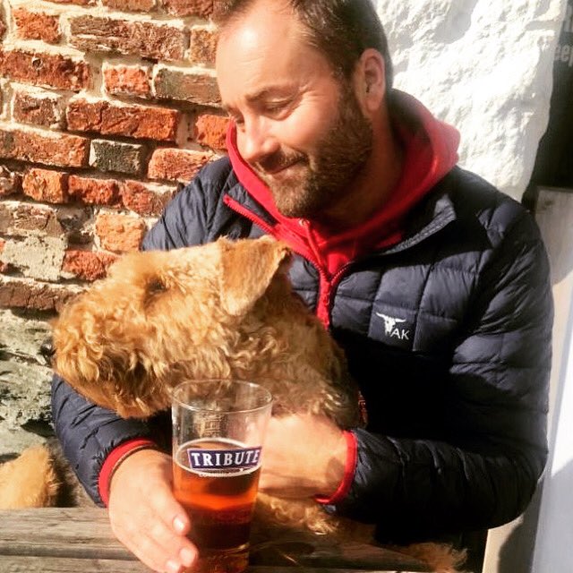 Mans best FRIENDS, an Airedale and a pale ale.
@AiredaleThe @StAustellBrew @RickSteinSchool @ricksteinscafe #Indietheairedale #Tributepaleale #Padstow #Padstowharbour #Cornwall #Northcornwall #Rickstein