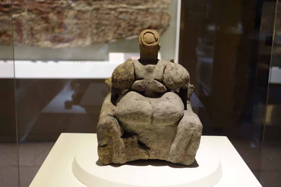 Mother Goddess from Çatalhöyük (Turkey), neolithic age (about 5500-6000 BC), today in Museum of Anatolian Civilizations in Ankara