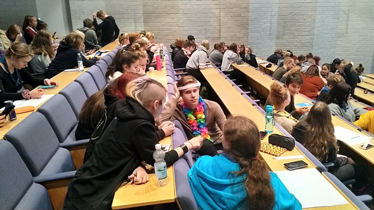 PauliEngblom's tweet photo. #explo2019 rauhanpolulla partiolaiset saavat @cmioffice fasilitoimana keskustella konfliktien taustasyistä ja ratkaisuista. #partioscout https://t.co/fVpRvTVADR