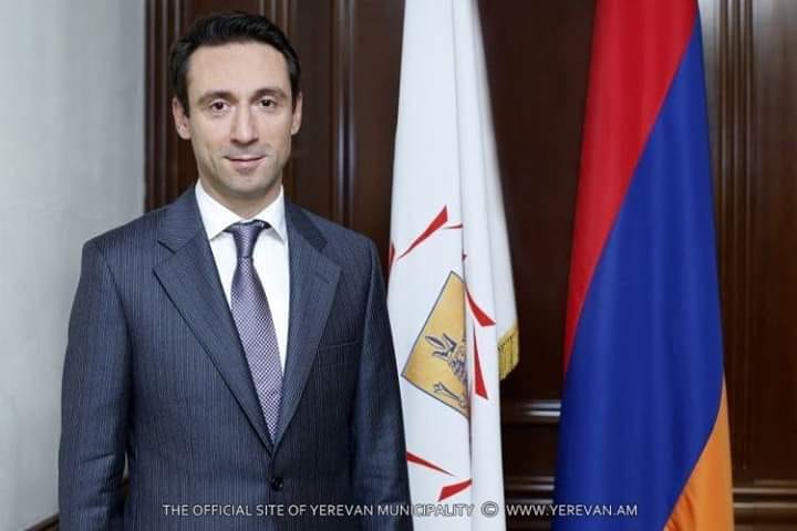 imqayle's tweet photo. Սիրելի երեւանցիներ,

այսօր ուզում եմ հերթական անգամ սիրո խոստովանություն անել մեր քաղաքին: Եվ քանի որ քաղաքը՝ առաջին հերթին իր բնակիչներն են, ուզում եմ խոսել հենց երեւանցիների մասին:
Մեզանում կա այն կեսկատակ-կեսլուրջ բանավեճը, թե ով է իսկական երեւանցին: Մեկն ասում է, թե երեւ… https://t.co/IdbympNwlR