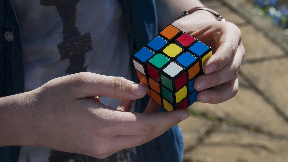 AytoVDLCanada's tweet photo. ¡Buenos días y #FelizSábado! ¿Te gustaría aprender a resolver el #CuboDeRubik? Apúntate al taller de iniciación, para mayores de 12 años, que organizan el Ayuntamiento de #VillanuevaDeLaCañada y la @AVCR_Rubik el 25 de octubre. Tienes más información en 👉 https://t.co/ZQZGybhzke https://t.co/kqzycOJKL0