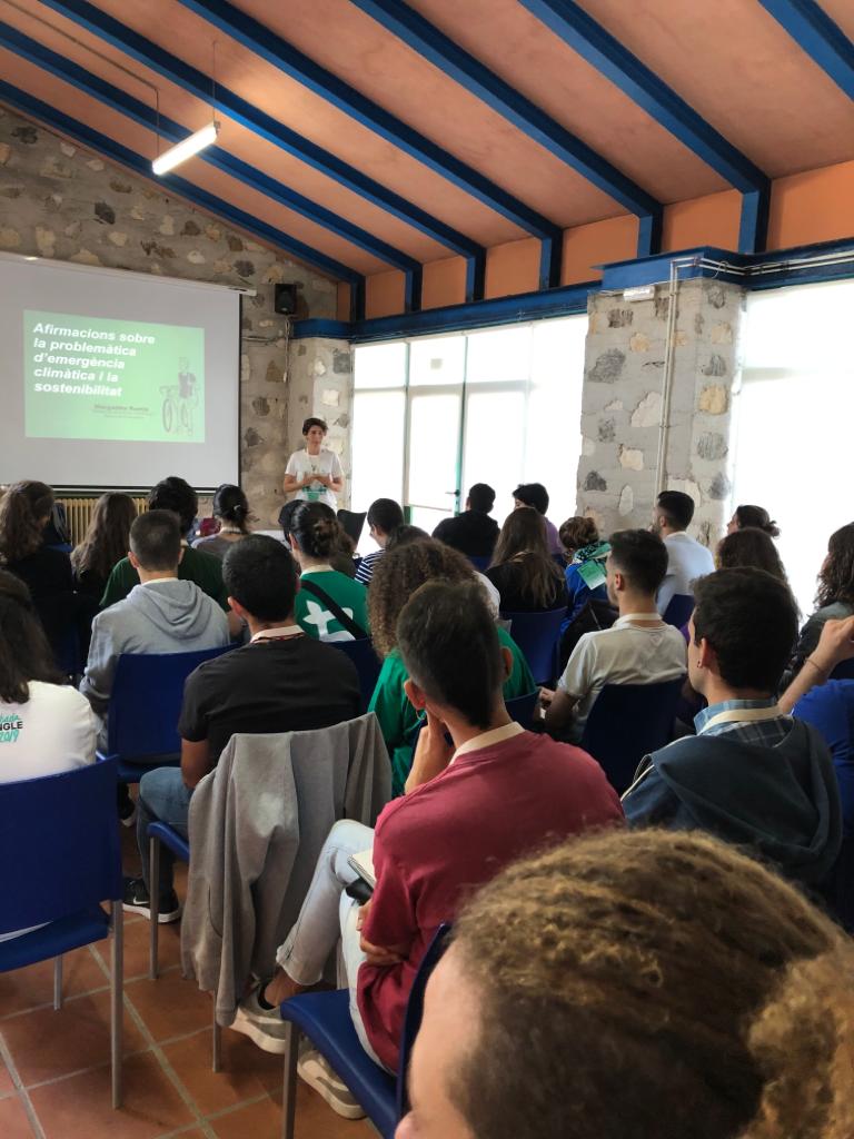 trianglejove's tweet photo. Comencem la  XXI Trobada amb la #PonènciaInicial. La Margalida Ramis ens ajuda a deconstruir mites al voltant de l'ecologisme. #SomelPresent #CuidemelFutur https://t.co/Hf4fvQFGYv
