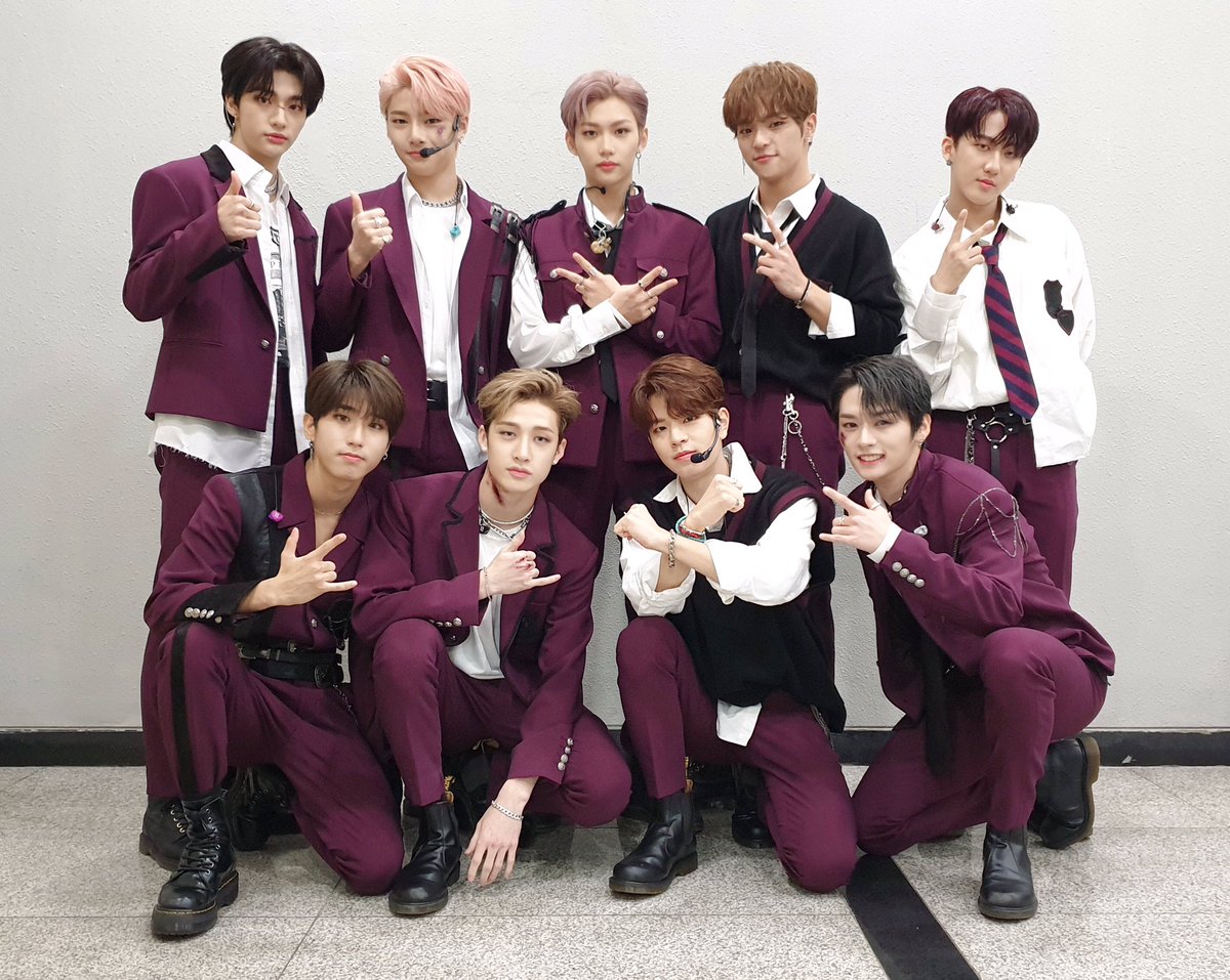 Stray_Kids's tweet photo. [스키지기]
뜨거운 함성으로 가득했던 2019 아시아송페스티벌!🔥😄 와인색도 찰떡이었던 스키즈는 오늘도 스테이를 위해 신발끈 더 꽉 묶고 Double Knot! 거침없이 달렸답니다👟✨ 스테이 여러분도 더블낫 복습하며 슼가득한 토요일 보내세요!💕 https://t.co/dukZ13P7nI