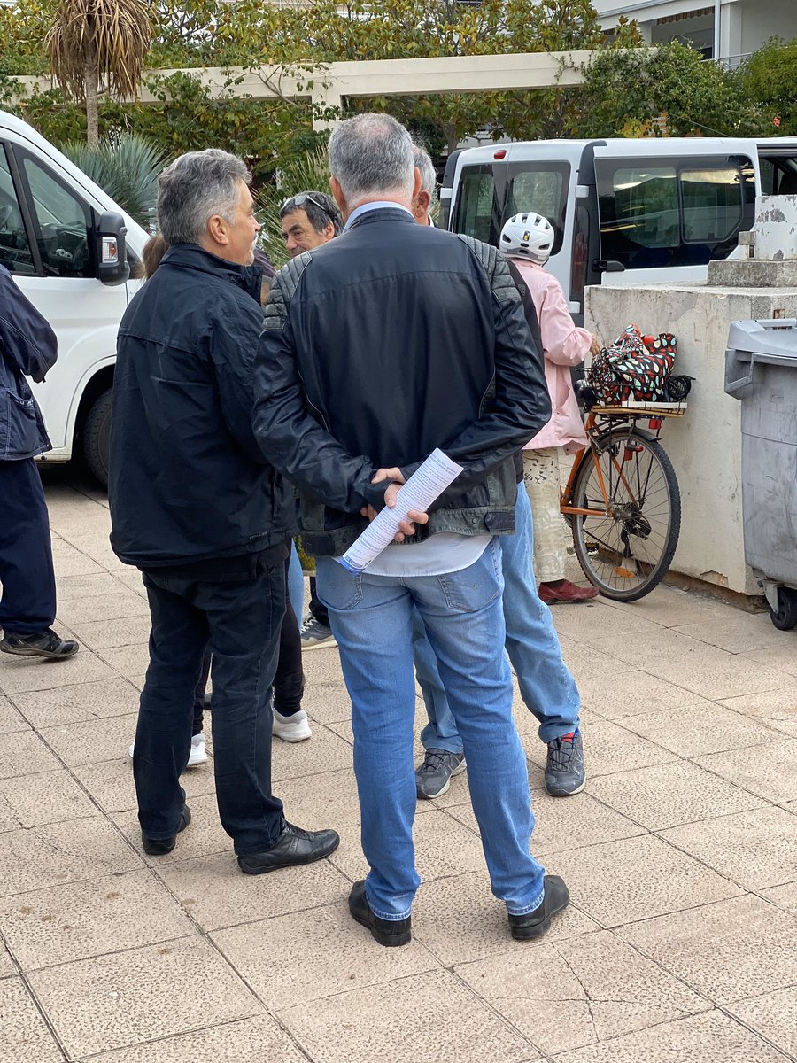 ChaverocheEric's tweet photo. Ce matin, nous sommes à la rencontre des Védasiens, sur la place de l’Ortet, afin de recenser vos demandes et vos besoins pour 2020.
#CHAVEROCHE2020 #MUNICIPALES2020 #SaintJeanDeVedas https://t.co/qvLNI6MywD