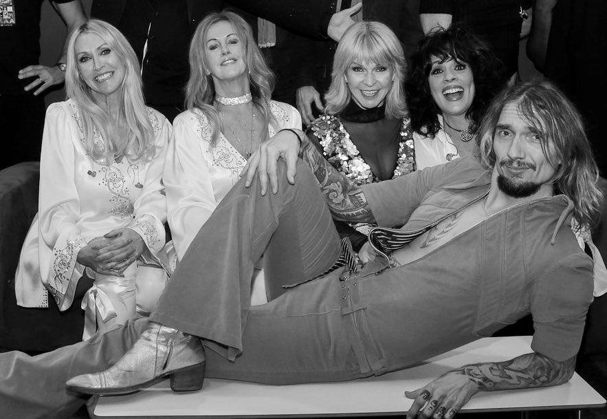 #Fabbagirls lounging backstage @JustinHawins and the girls