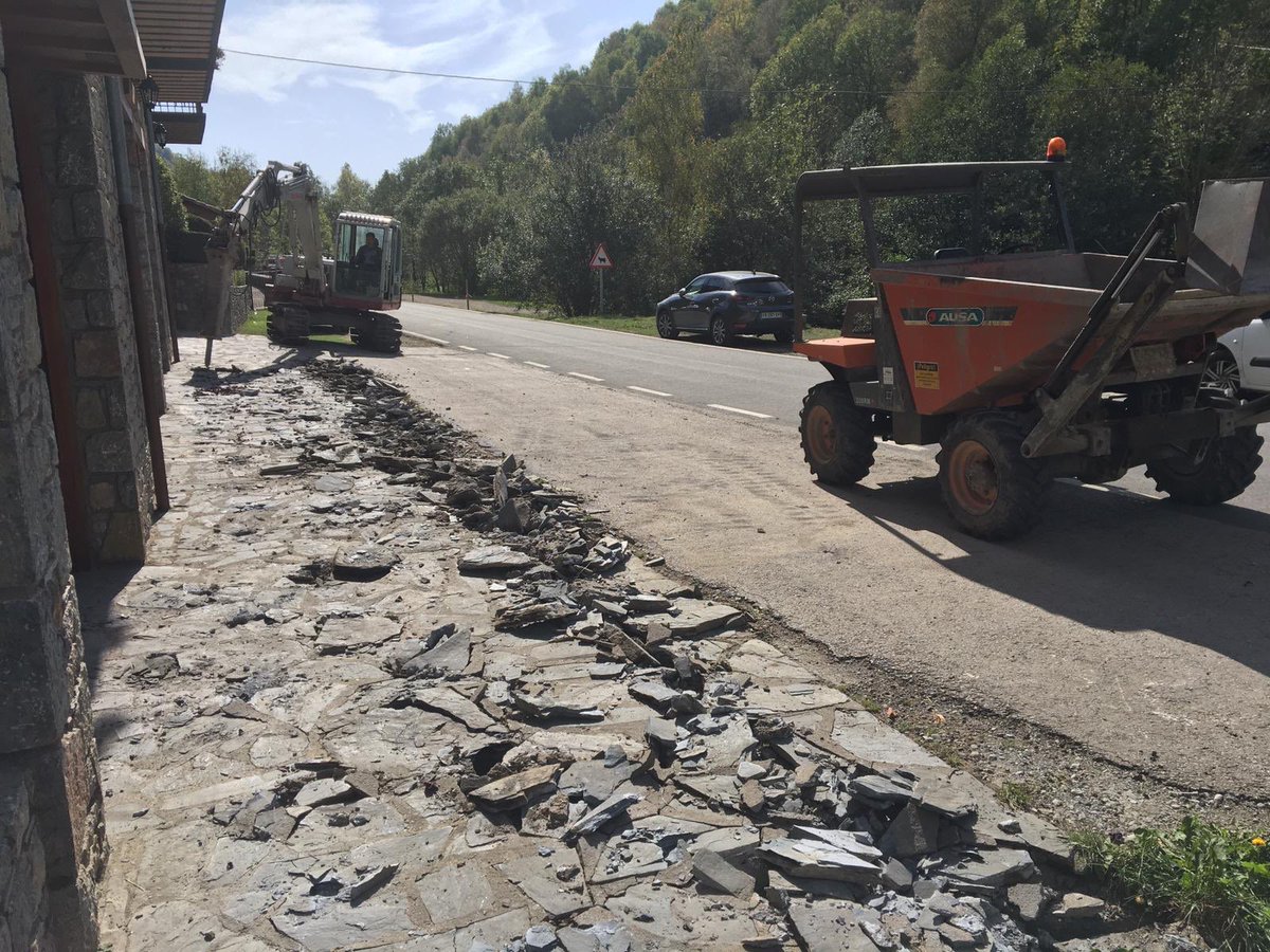consfreixenet's tweet photo. Canviem la vorera d’aquest establiment per millorar-ne l’accés. Més info a la nostra web 💻📲
#construccionsfreixenet #rehabilitació #obranova https://t.co/AqQhz0LcH4