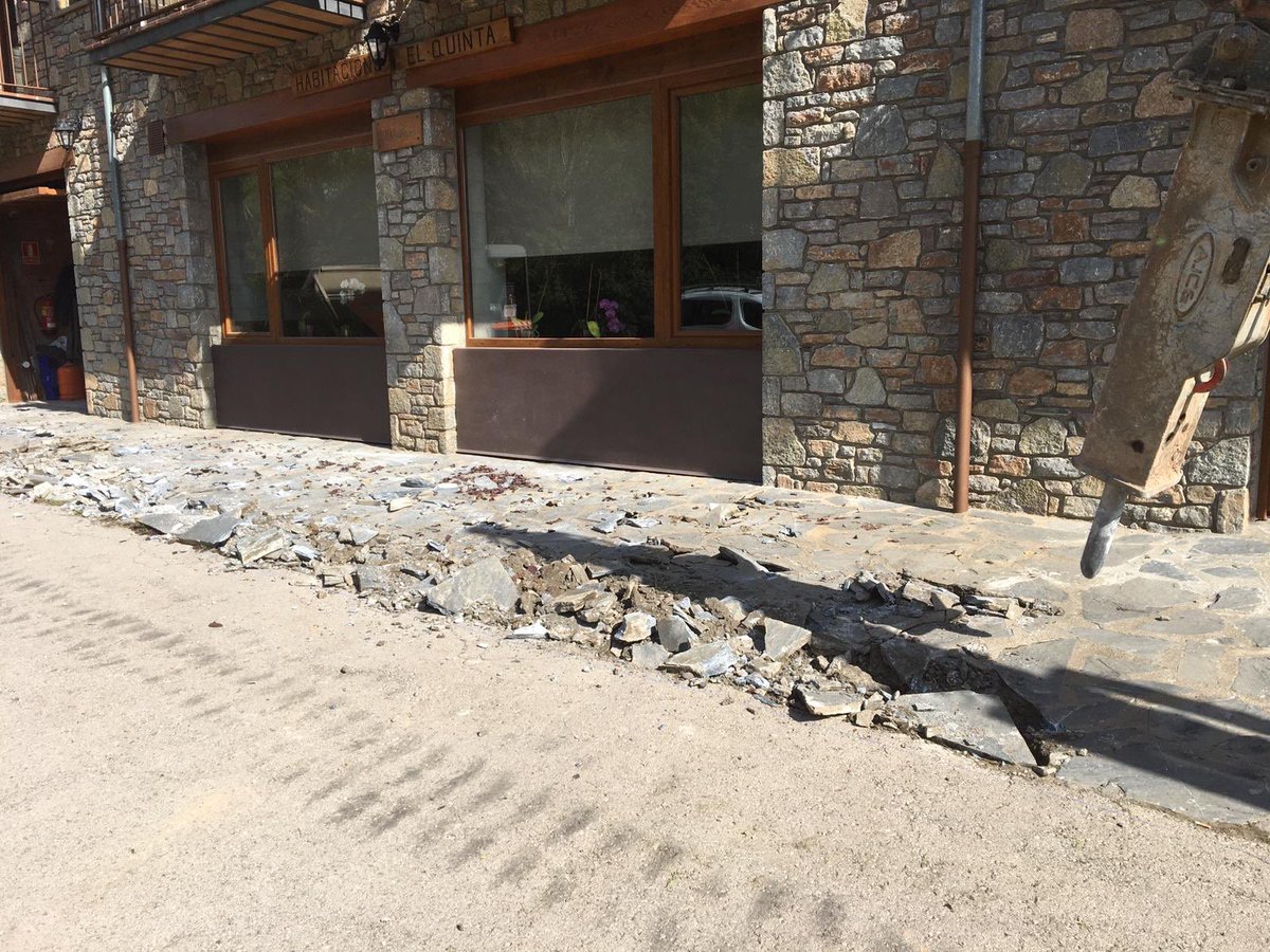 consfreixenet's tweet photo. Canviem la vorera d’aquest establiment per millorar-ne l’accés. Més info a la nostra web 💻📲
#construccionsfreixenet #rehabilitació #obranova https://t.co/AqQhz0LcH4