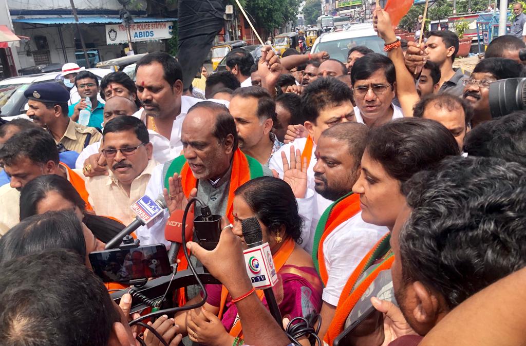 TOIHyderabad's tweet photo. #TSRTCStrike || @BJP4Telangana state president @drlaxmanbjp and others taken into police custody at #Imlibun #TelanganaBandh #tsrtc @TSRTCHQ https://t.co/04ia7E6J0o