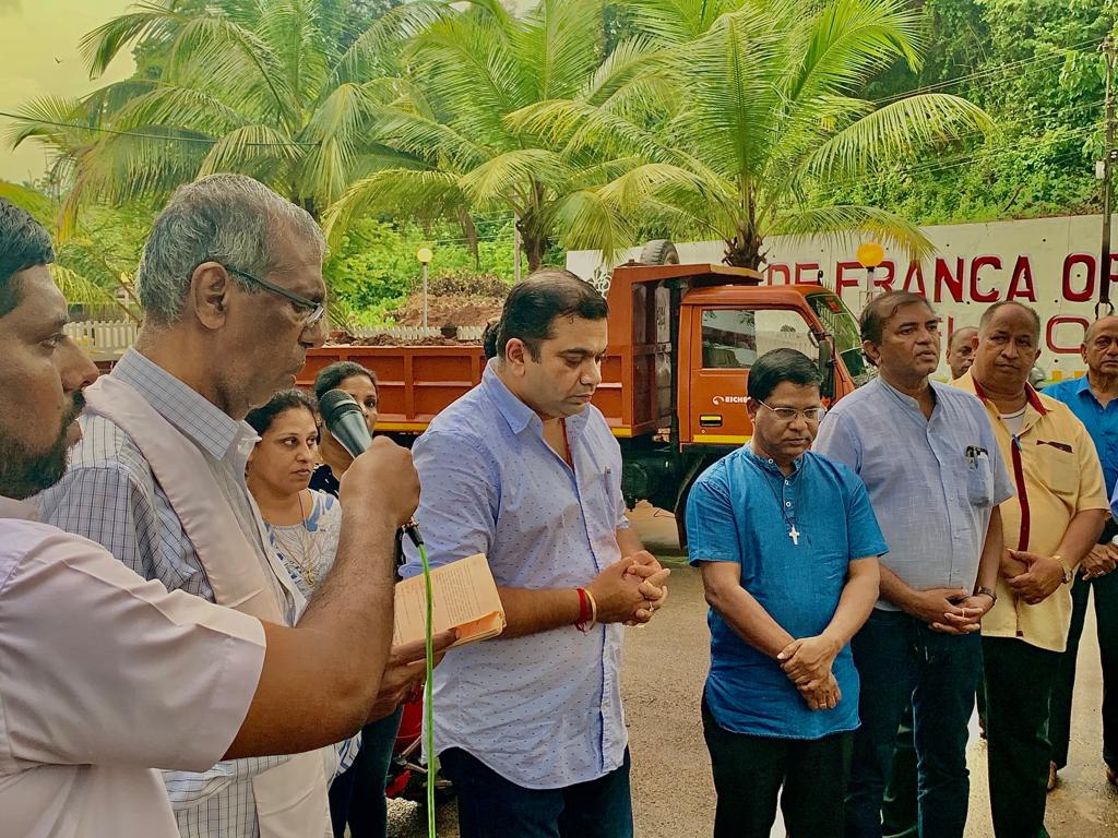 RohanKhaunte's tweet photo. It's heartwarming to see people coming together for better sanitation & taking ownership.
Inaugurated the Changing room & Toilet Block at Penha De Franca Church hall.
I strongly support such community driven initiatives that walk the talk.
#SwachhBharatMission
#CleanPorvorim https://t.co/QSLrEh5id6