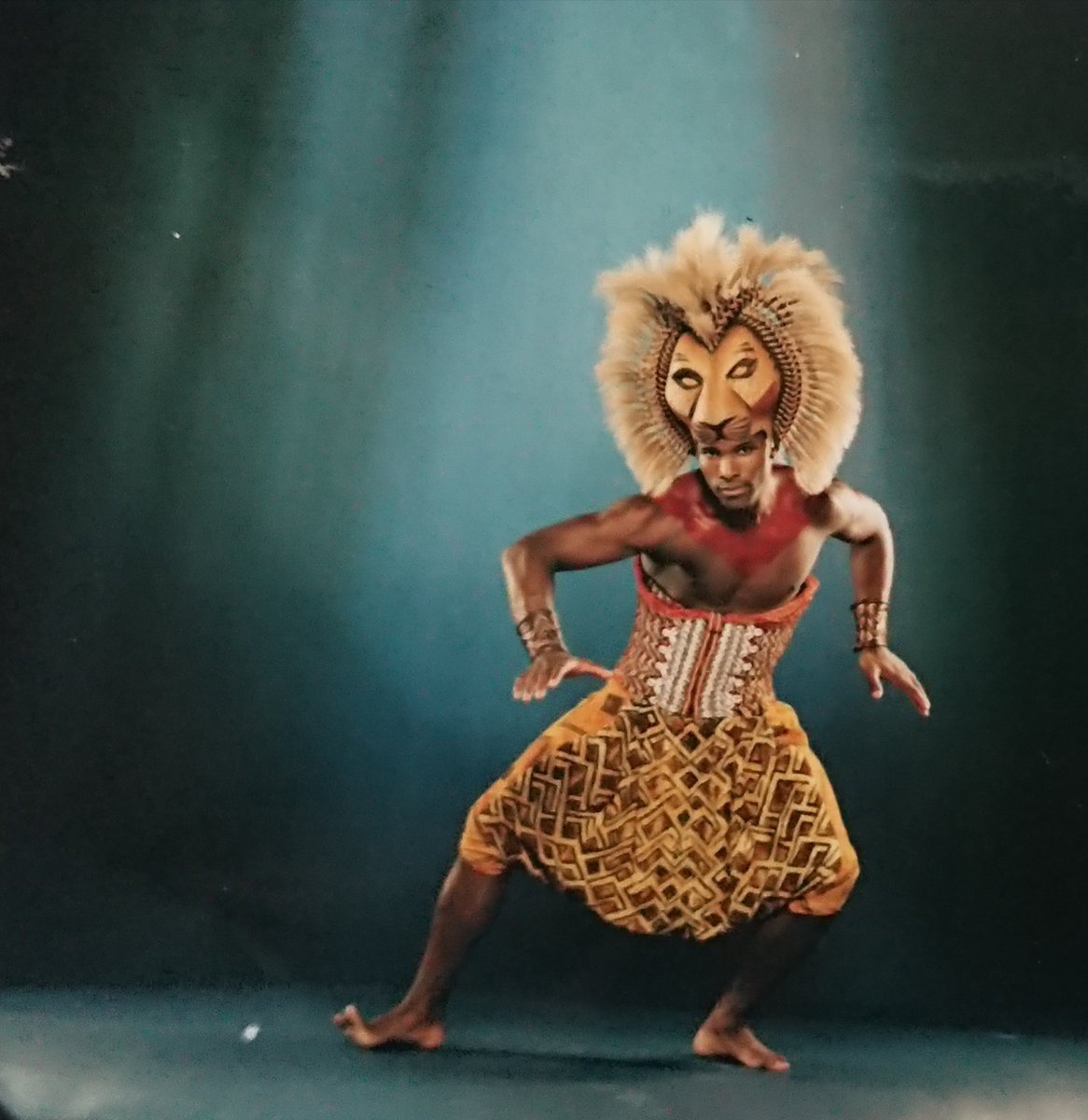 Rogerwright1's tweet image. 20 years ago on the 19th October 1999 we opened, 'The Lion King' in The West End. Today we celebrate 🎉 🥂this huge milestone with joy remembering past &amp;amp; present on Earth &amp;amp; in heaven who worked on the show 💕 long live the king! With love♥from your first West End adult Simba🦁xx