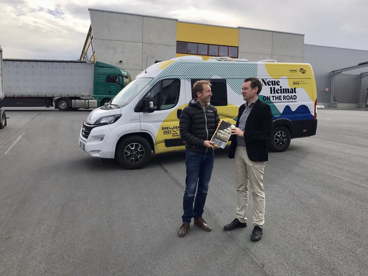 dresden2025's tweet photo. Das Reisemobil „Neue Heimat on the Road“ ist wieder zu Hause in #Neustadt.
Ein großes Dankeschön an @Capron_GmbH die das Projekt möglich gemacht hat.
#neueheimatdresden2025 #dresden2025 #caravanlife #artistinresidence #artistonthemove #ecoc2025 #kulturhauptstadteuropas2025 https://t.co/DmYKT5Gxz7