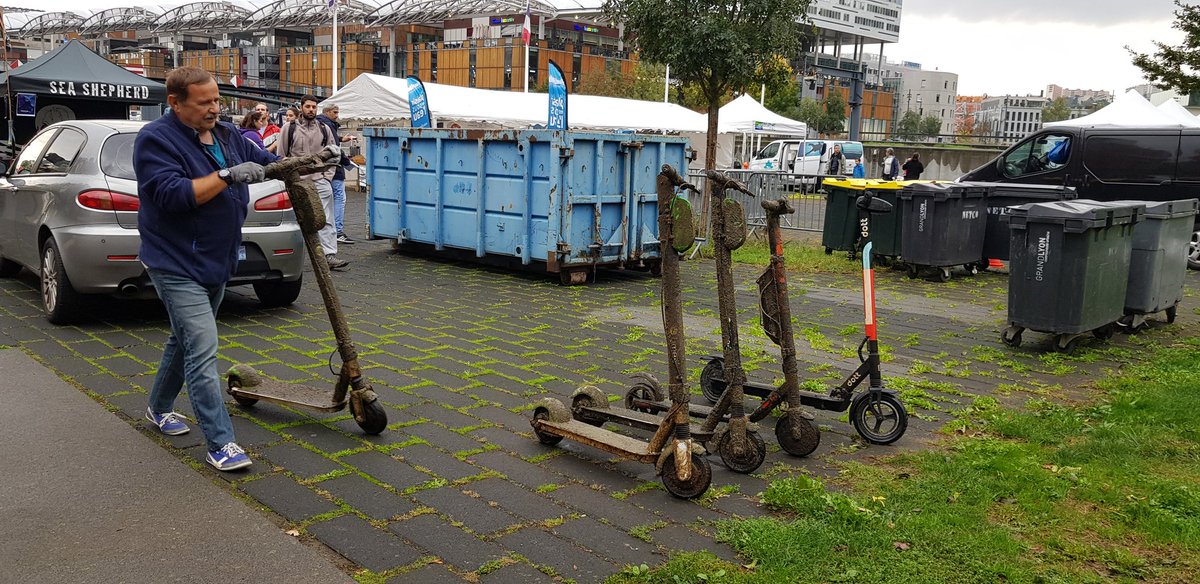 Nettoyage de la #darse à #Confluence déjà 5 trottinettes récupérées dans l'eau par les plongeurs en une heure... #capromet #environment #incivilite #Lyon @SeaShepherdFran