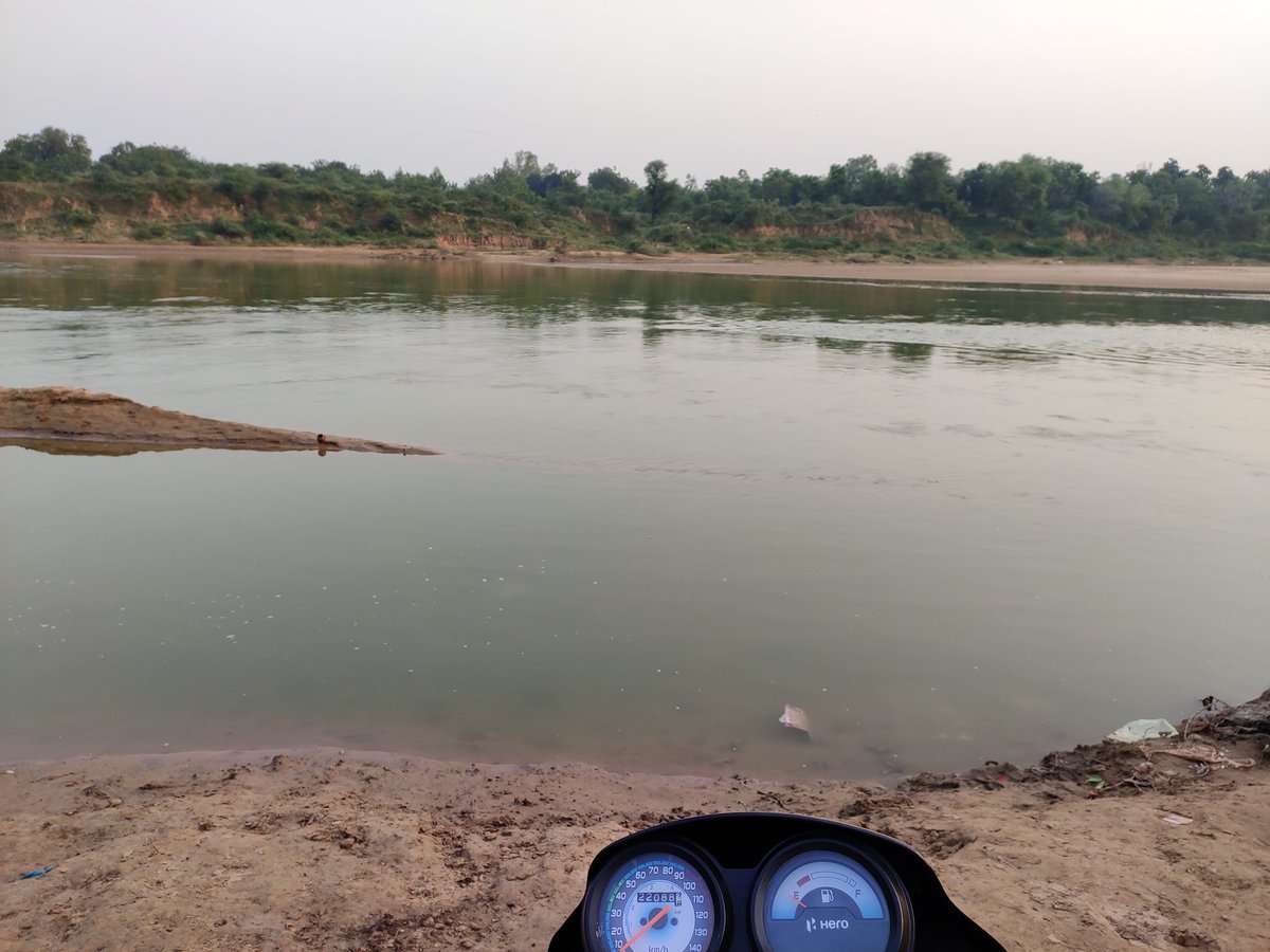 VIPULSINH229's tweet photo. आयीं हैं नदिया में लहरें, अपना घर-वर छोड़ के . . .
जंगल-जंगल बस्ती-बस्ती, बहतीं रिश्ते जोड़ के . . .
@GujaratTourism
#sunset_time #naturelovers
#vatrak_river_modaj
#click_by_vipulsinh
#vipulsinh_modaj https://t.co/VXegA7kG1l