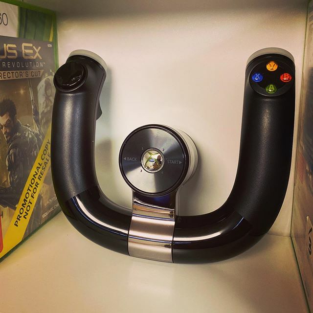 Xboxlivefr's tweet photo. Qui se souvient de cet accessoire ? #Xbox360 #Wireless #SpeedWheel #Racing #ForzaMotorsport #ForzaHorizon #Microsoft #accessories #volant #accessoire #jeuvideo #jeuxvideo #videogames #nearlyretro https://t.co/EtsD8vSQqj https://t.co/u74awXdBZR
