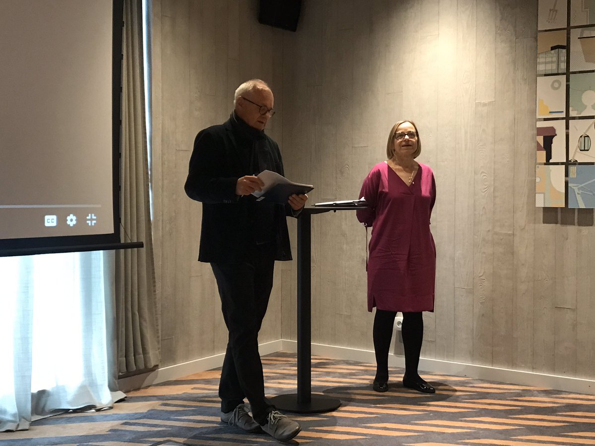 Jacek og Duneta fræða starfsmenn um sögu Póllands og GDansk #kopskoli #kopmennt Nælum með! Þau eru systkini sem bjuggu á Íslandi í 5 ár og flytja starfsfólki nú söguna á íslensku! Vel gert!