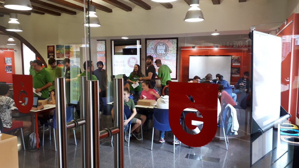 codelearngava's tweet image. Avui a @Gava_Jove Competició de robòtica #Codeathlon de @codelearn_cat Atents al resultats! 👨‍🔬👩‍🔬👨‍💻👩‍💻 Ambientazo!!! @gavatv @RadioGava @GavaEP