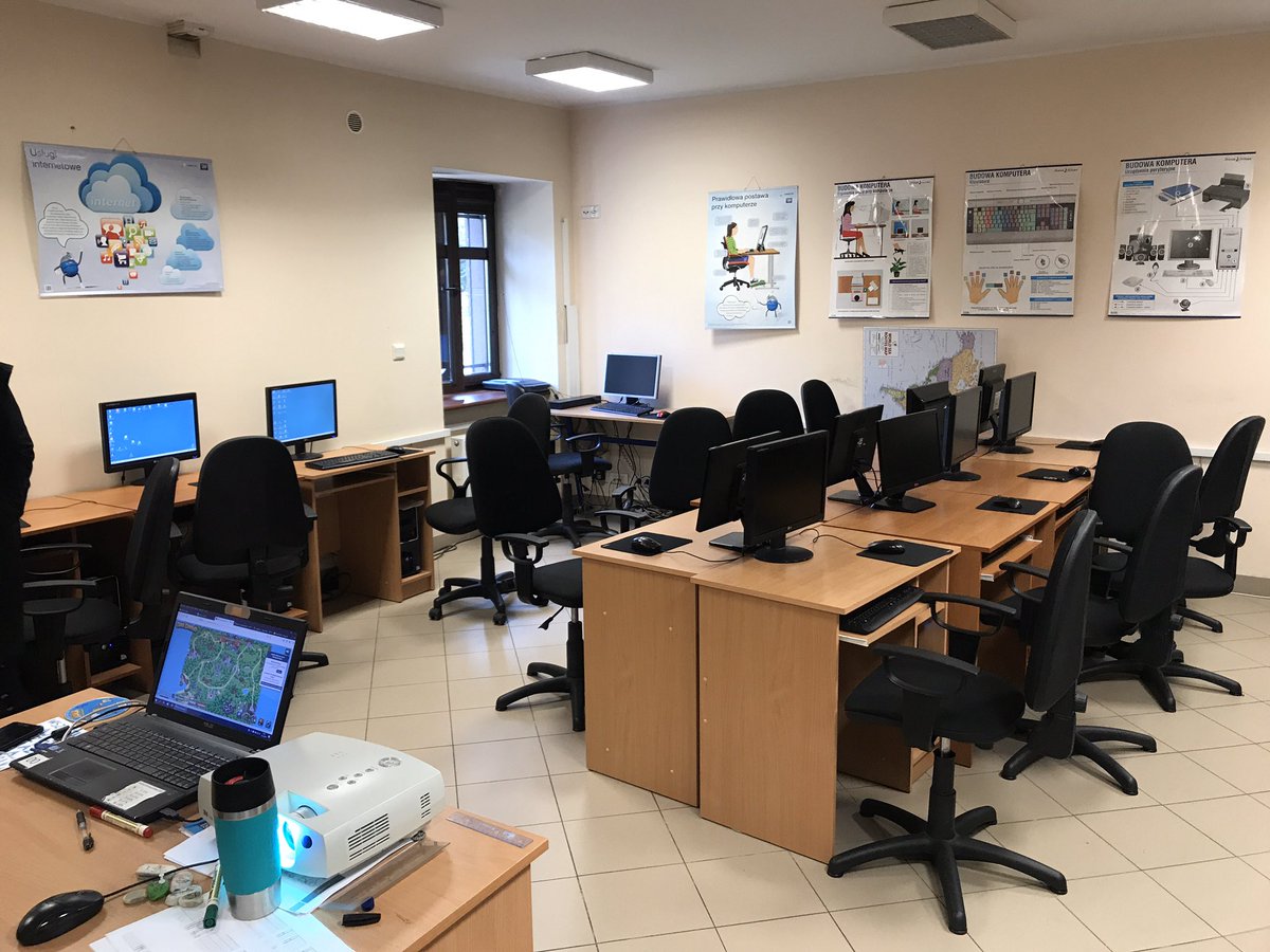 Tölvustofan hefðbundin #kopskoli #kopmennt og engin spjöld en nokkrar gagnvirkar töflur. Verulega heitt í kennslusrofunni. 26 gráður.