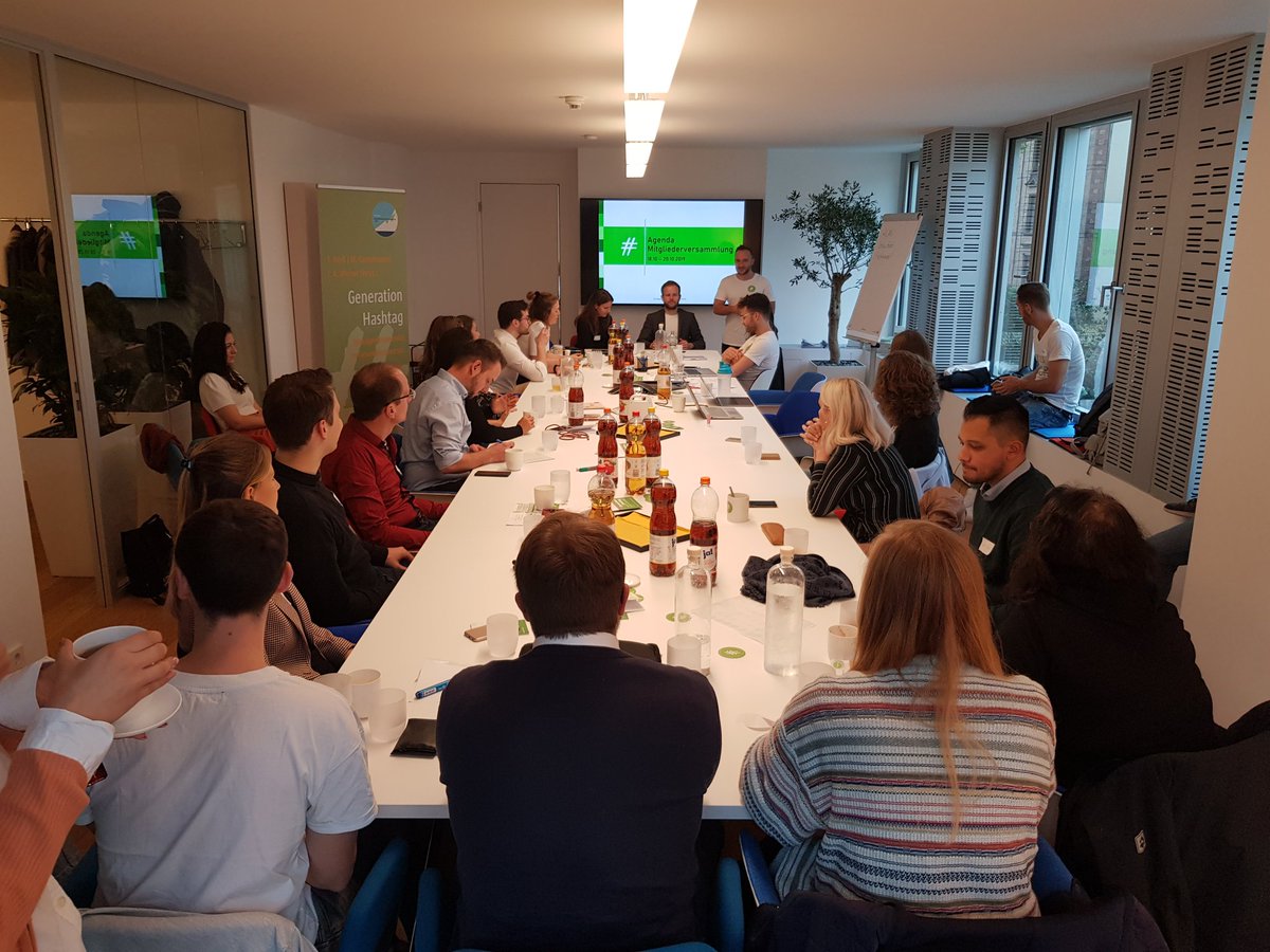 HennrichJasmin's tweet photo. 3te #Mitgliederversammlung von @HashtagGesund in Frankfurt. Wir freuen uns, dass so viele aus ganz Deutschland angereist sind 😊
Danke an @LenusGmbH für die Nutzung der Räumlichkeiten. 
@TimoFrankx @PhilippKoebe @phil__hartmann @zerringuerakan @cpkrohne @PfirsigVicky @silke_kopp https://t.co/hFHLQISoS1