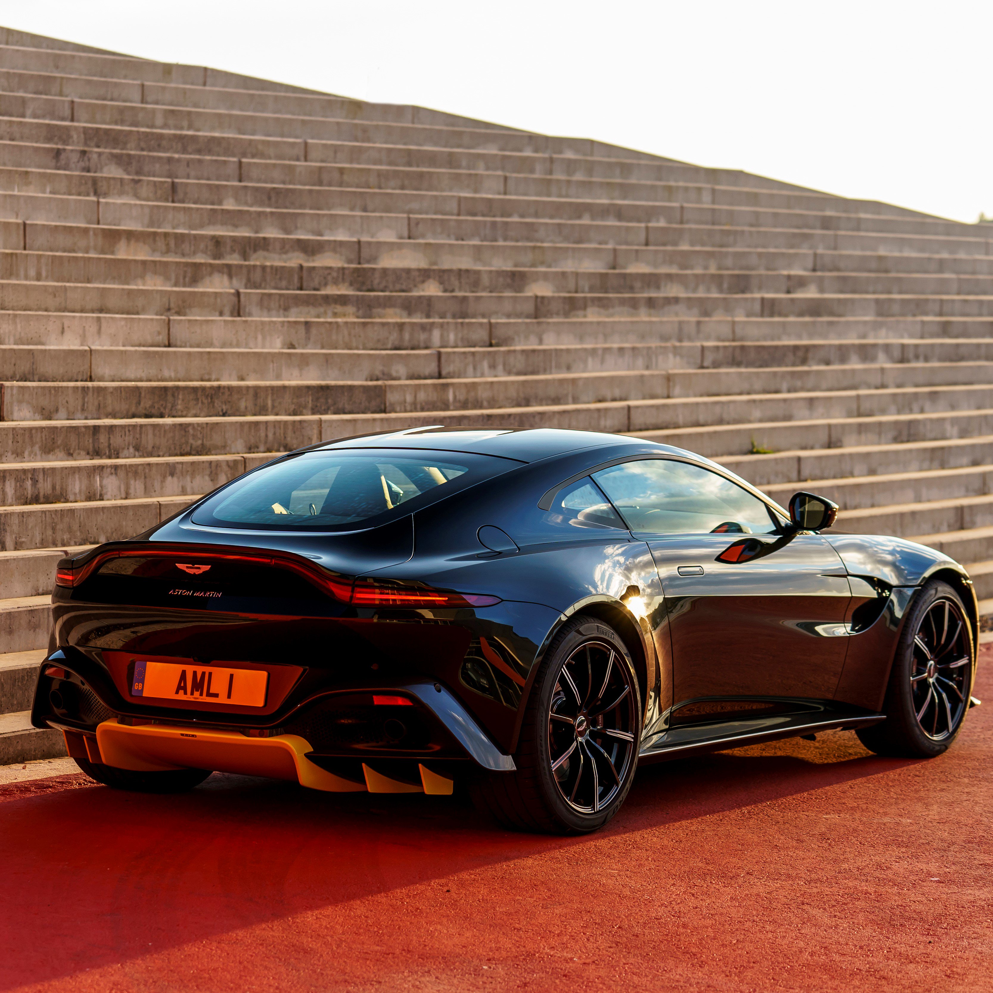 Zoo om natten Bliv overrasket Efterår Aston Martin on Twitter: "The signature ultra-slim rear light graphic  illuminates the full-width of the tailgate, accentuated by the flick in the  Vantage's tail. #Vantage #AstonMartin #BeautifulWontBeTamed  https://t.co/xlSnKVpO8n" / Twitter