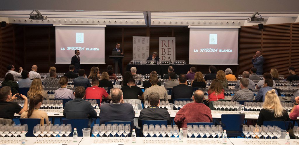 7canibales's tweet photo. La albillo mayor lleva siglos formando parte del paisaje de @DORibera. De hecho, es probable que naciera aquí pero, como ocurre en otras zonas conocidas por sus tintos, su presencia ha ido perdiendo terreno frente al tempranillo. Por @yolanda_arri #ssg19 https://t.co/tnR3Z8WEI8 https://t.co/A9lhPAYvZR