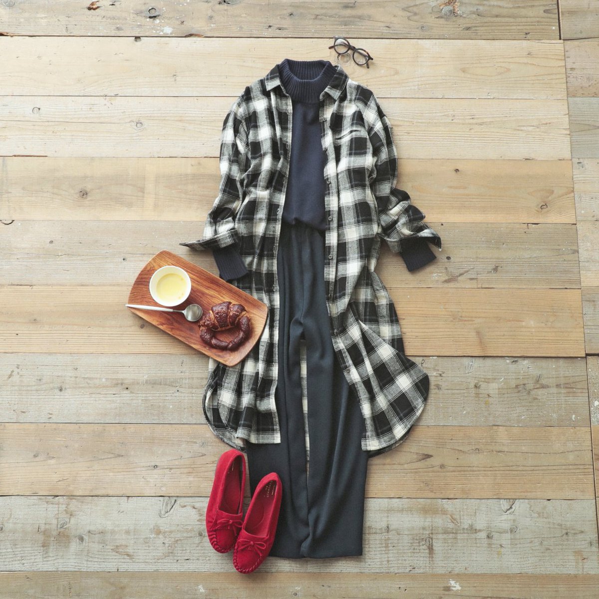 スタディオクリップ シャツワンピース の中は 上下ネイビーでそろえて チェック柄を引き立てました 洋服の色数をおさえた分 足もとの赤をポイントに ウールライクな素材のパンツは ウエストがゴムで楽チンな上にシルエットがすっきりしていて きれいめ