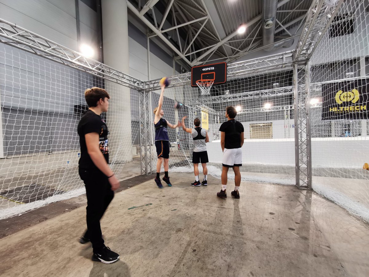 startup_italia's tweet image. Padiglione 6 di #MakerFaireRome, area #sporttech: venite a sfidare i ragazzi della @Italbasket e testare le vostre performance nel 2Vs2 con i #wearable di @overtraq! #MFR19