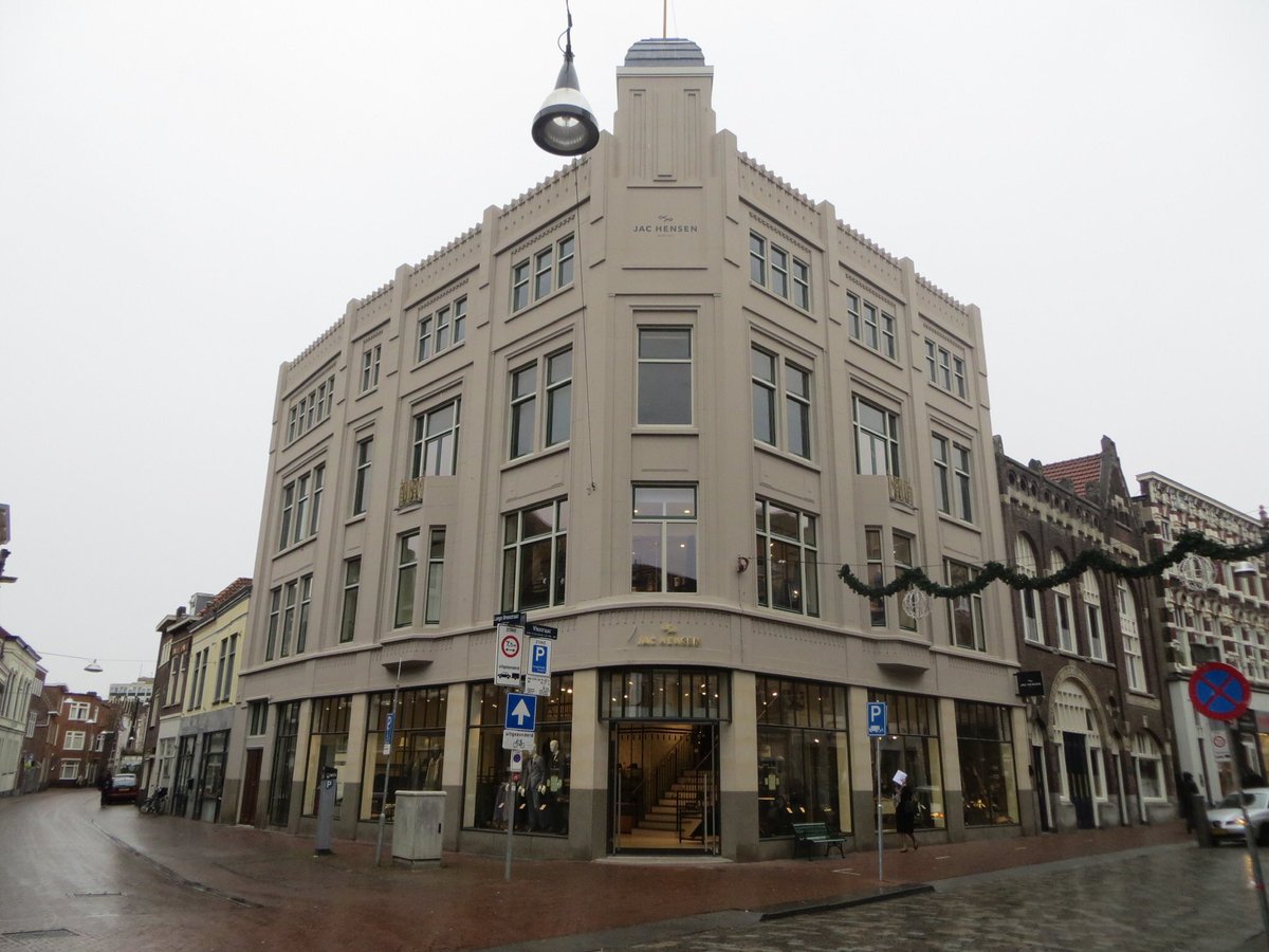 BorisvanderGijp's tweet photo. Onze prachtige winkel aan de Visstraat in Dordrecht heeft de Dordtse puienprijs ontvangen voor de beste renovatie: https://t.co/pgQyDcvSLJ #stadspartner #executiekracht https://t.co/lyXTt5J8Vl