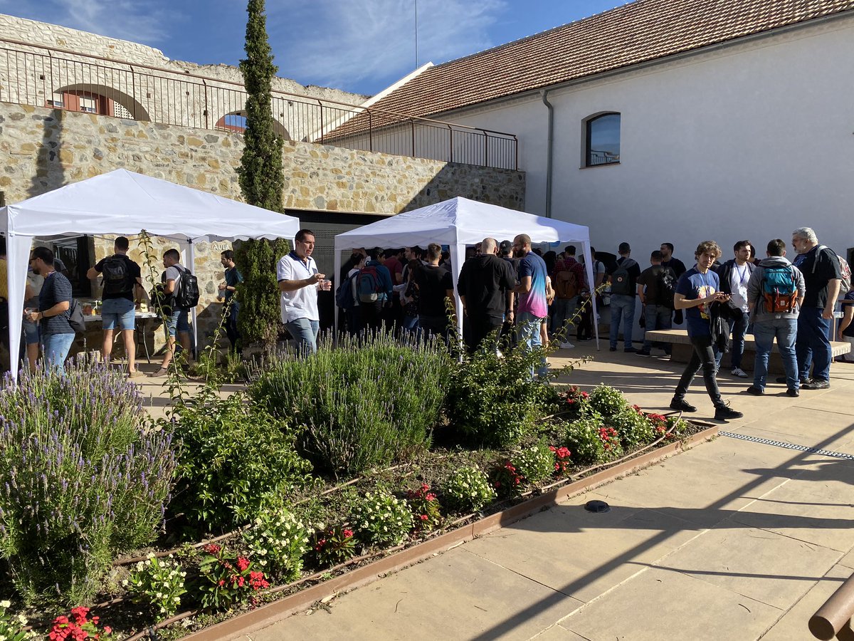 Enseguida seguimos con las charlas. Mientras tanto, un poco de networking con este tiempo inmejorable #FlutterConf