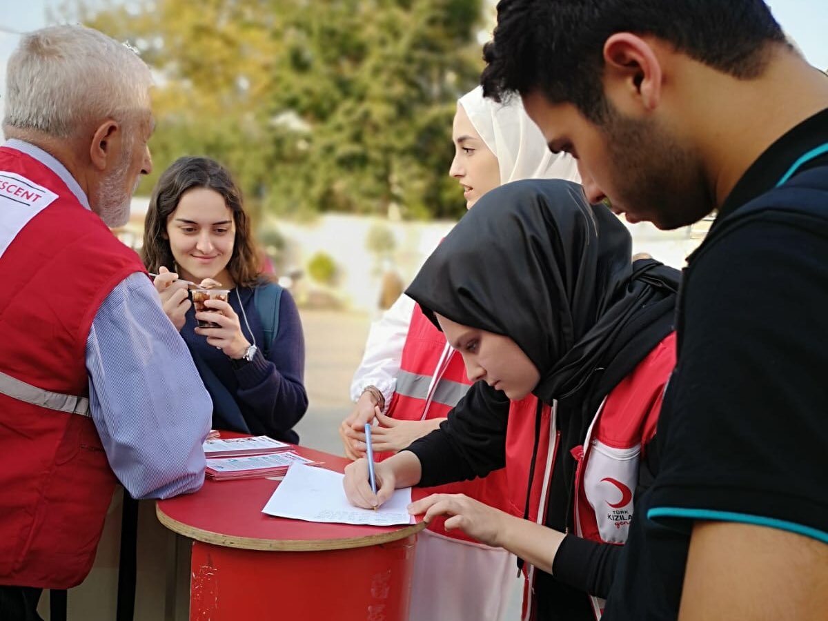 genckizilay34u's tweet photo. Beklenti olmadan hiç tanımadığımız insanlara faydalı olmak  hayatımızın bir parçası haline gelmelidir dedik ve vatandaşlarımızı bugün Üsküdar meydanındaki kan alma birimimizde gönüllü olmaya ve kan vermeye davet ettik. #iyigeleceksin https://t.co/4nkuiTPT14