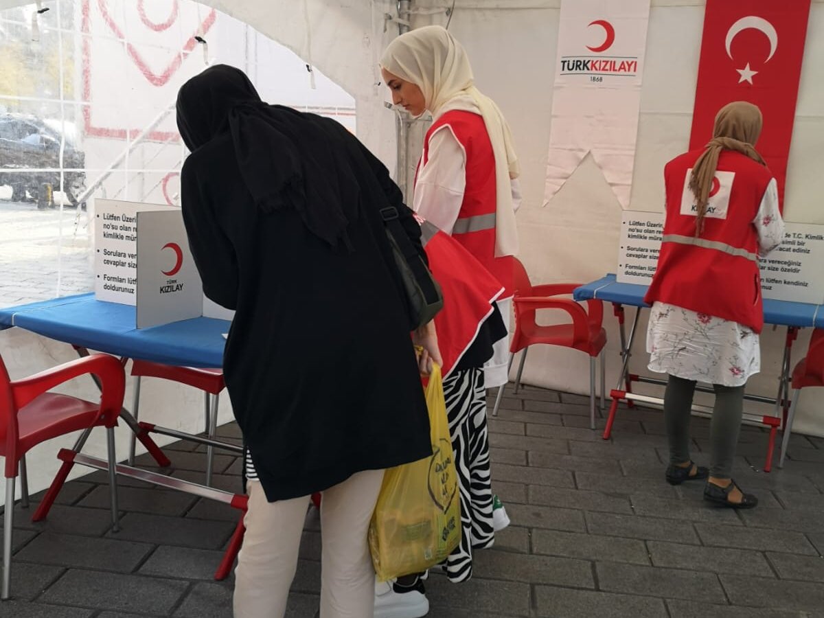 genckizilay34u's tweet photo. Beklenti olmadan hiç tanımadığımız insanlara faydalı olmak  hayatımızın bir parçası haline gelmelidir dedik ve vatandaşlarımızı bugün Üsküdar meydanındaki kan alma birimimizde gönüllü olmaya ve kan vermeye davet ettik. #iyigeleceksin https://t.co/4nkuiTPT14