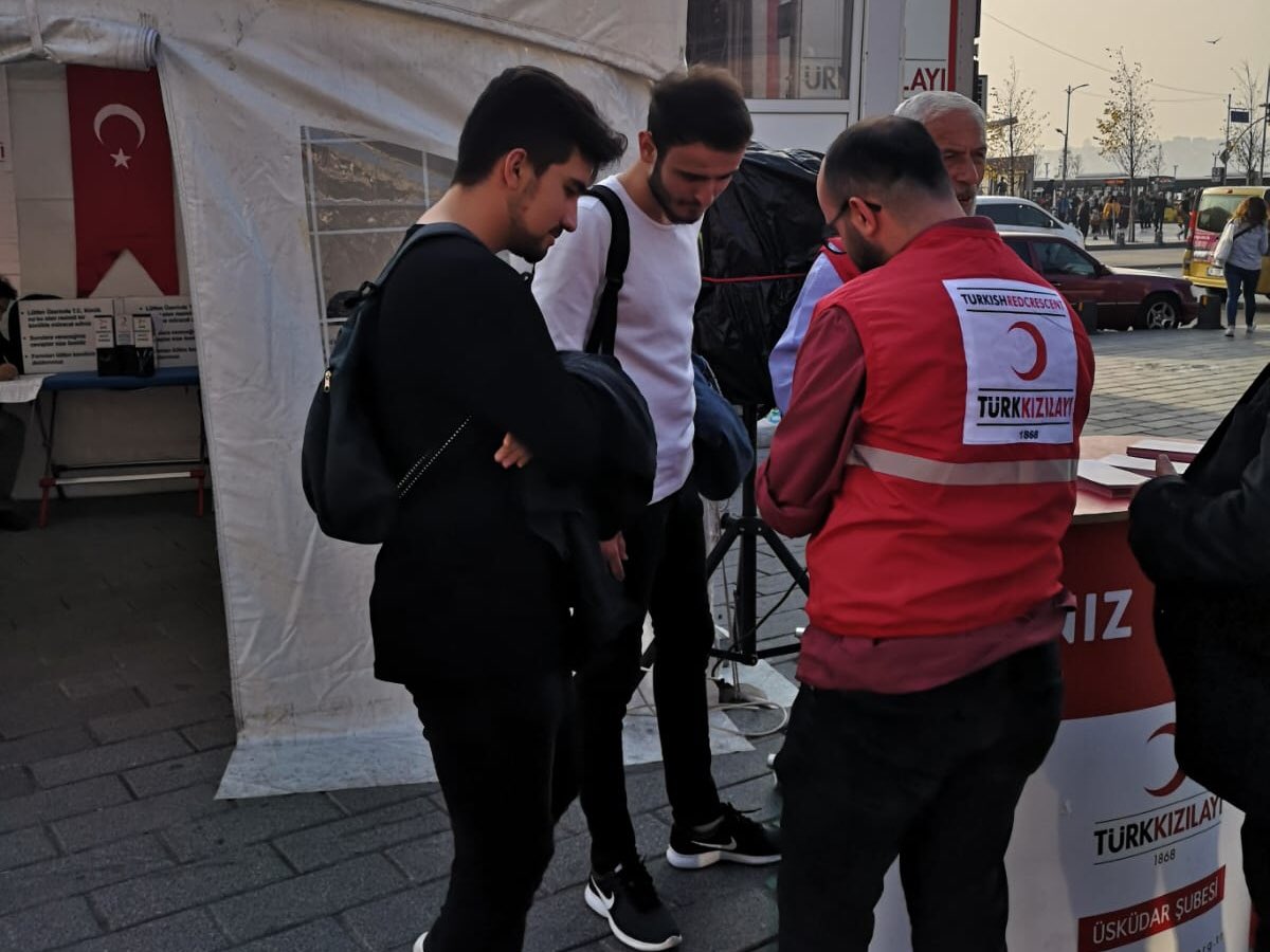 genckizilay34u's tweet photo. Beklenti olmadan hiç tanımadığımız insanlara faydalı olmak  hayatımızın bir parçası haline gelmelidir dedik ve vatandaşlarımızı bugün Üsküdar meydanındaki kan alma birimimizde gönüllü olmaya ve kan vermeye davet ettik. #iyigeleceksin https://t.co/4nkuiTPT14