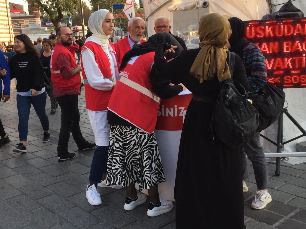 genckizilay34u's tweet photo. Beklenti olmadan hiç tanımadığımız insanlara faydalı olmak  hayatımızın bir parçası haline gelmelidir dedik ve vatandaşlarımızı bugün Üsküdar meydanındaki kan alma birimimizde gönüllü olmaya ve kan vermeye davet ettik. #iyigeleceksin https://t.co/4nkuiTPT14