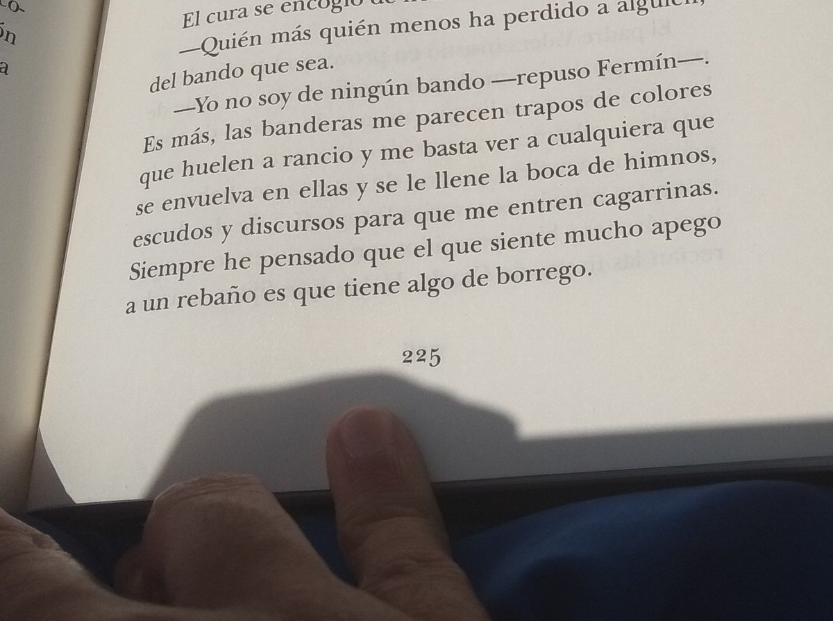_FranReyes_'s tweet photo. "Las banderas me parecen trapos de colores que huelen a rancio y me basta ver a cualquiera que se envuelva en ella y se llene la boca de himnos para que me entren cagarrinas. Siempre he pensado que el que siente mucho apego a un rebaño es que tiene algo de borrego"

C. R. Zafón. https://t.co/P8JZldiYyl