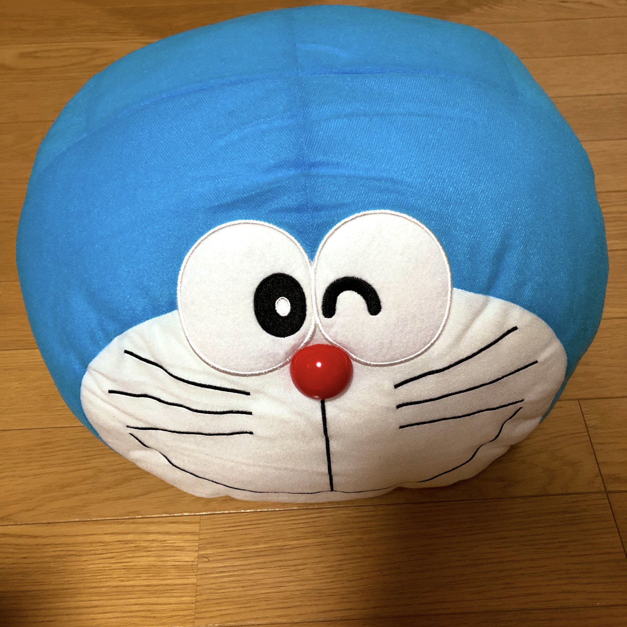 トモえもん Sf 今日のドラえもん放送のアルマジロンのドラえもんのような顔だけのぬいぐるみをクローゼットから出したよ これ結構デカイのよ ほぼ生首ですwww Doraemon ドラえもん T Co Jv5d4ibvet Twitter
